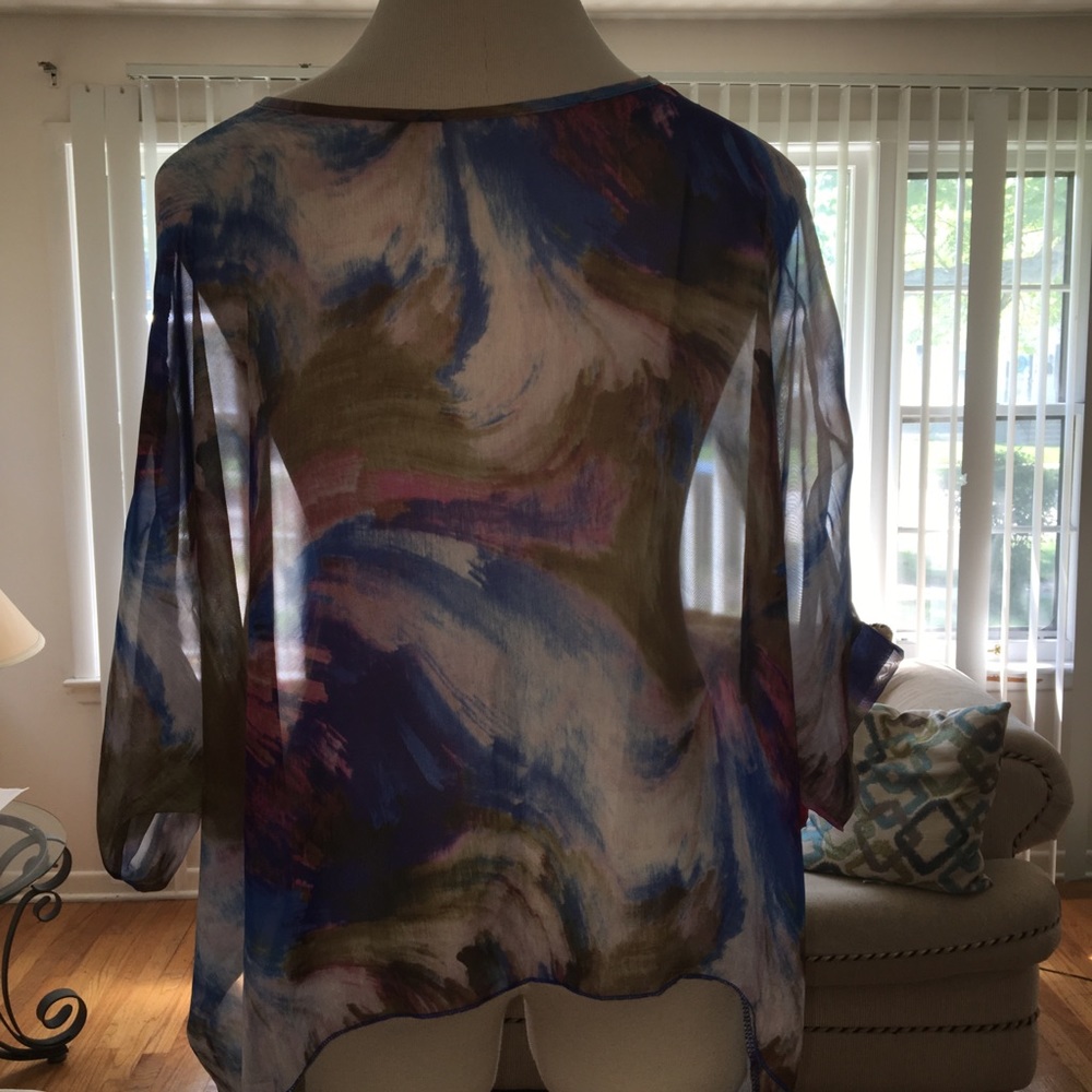 A blouse - Picture 3 of 3